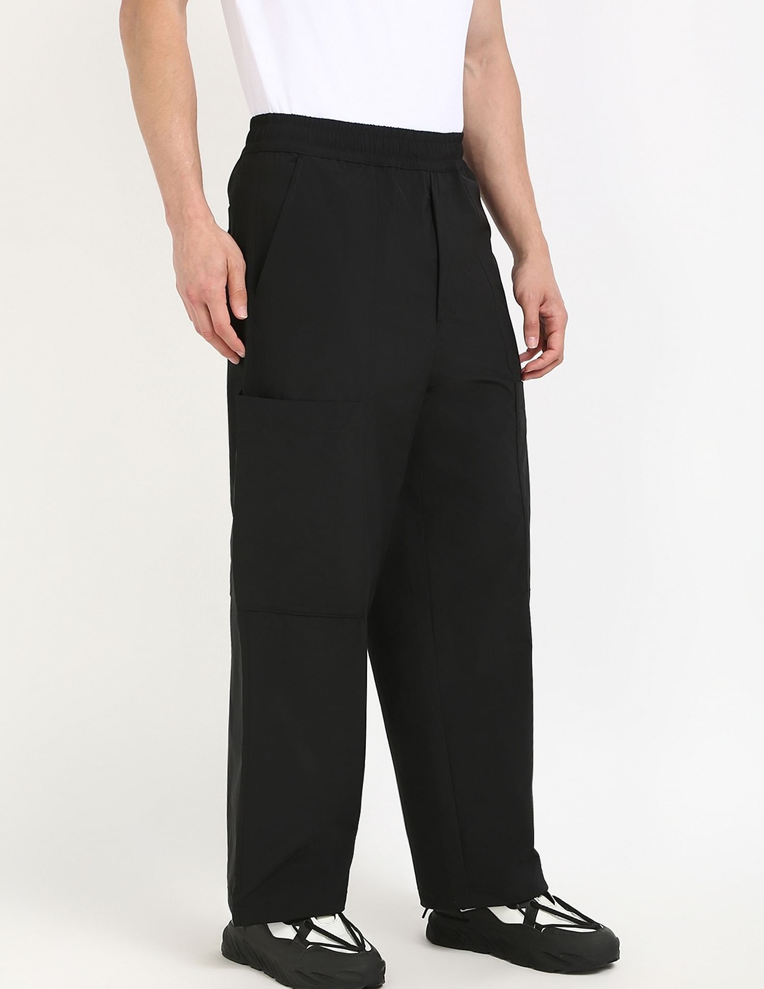 Calvin Klein Jeans Relaxed-Fit Solid Mid Rise Trouser