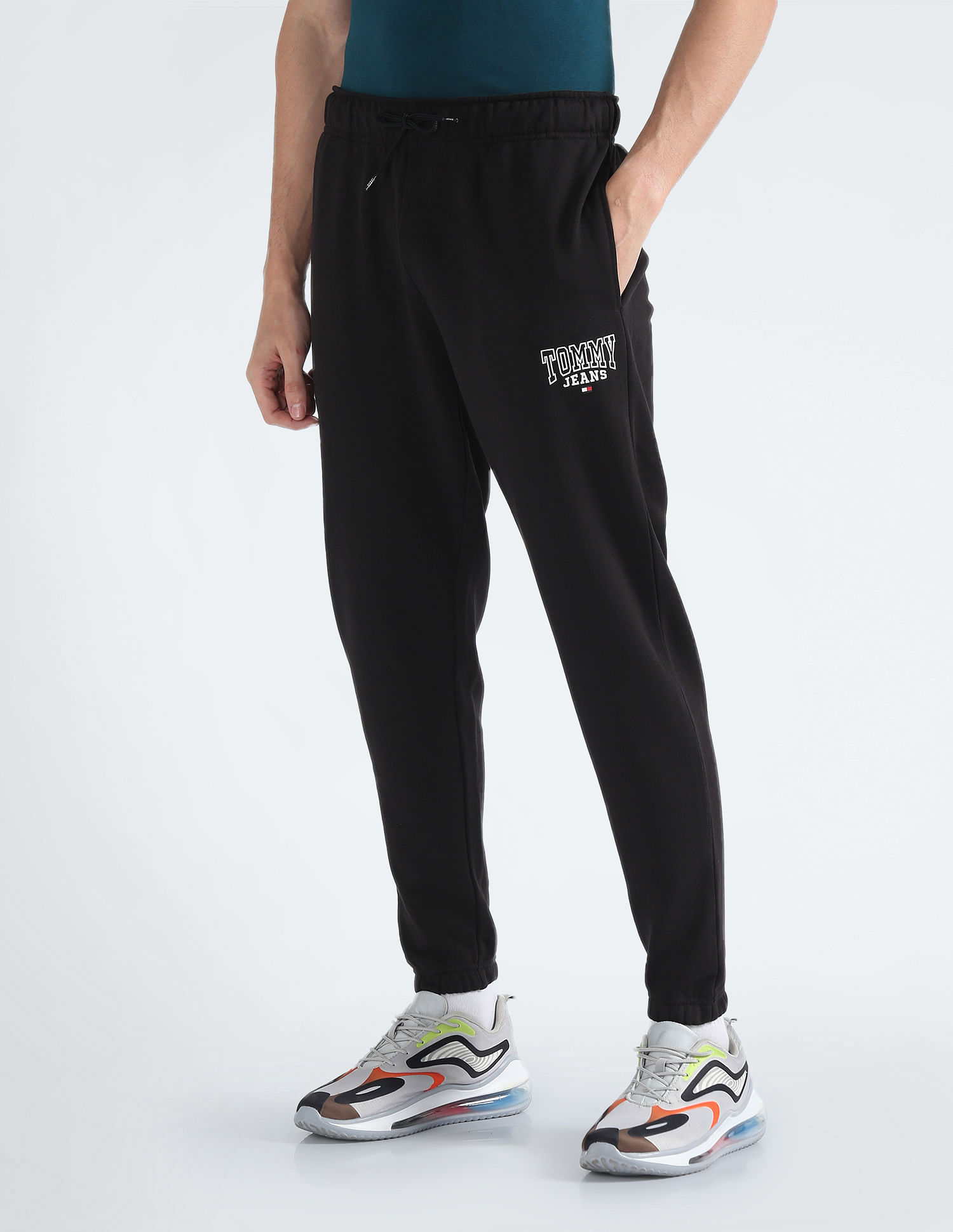 Tommy hilfiger slim fit joggers hot sale